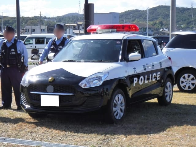 大阪府の警察とパトカー